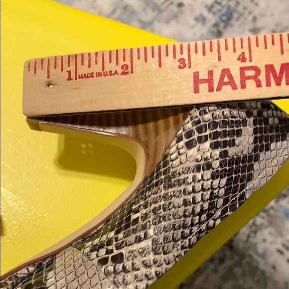 Calvin Klein Women's Snakeskin Peep Toe Heels Size 6.5 - Picture 3 of 7